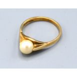 A 9ct Yellow Gold Ring set with single pearl, 2.6 gms Size P
