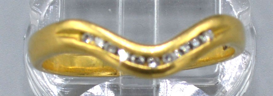 An 18ct Yellow Gold Diamond Set Ring of V Shape set with eleven diamonds, 4 gms Size U - Image 2 of 2