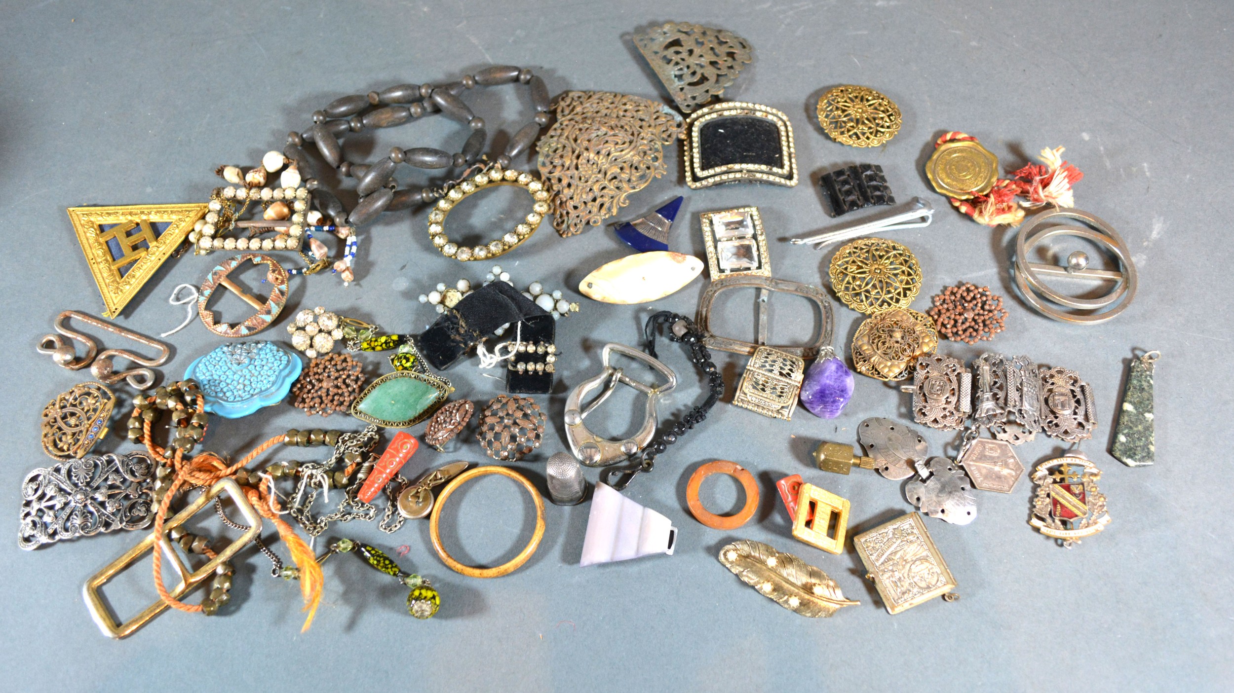 A Collection of Jewellery to include brooches, necklaces and related items