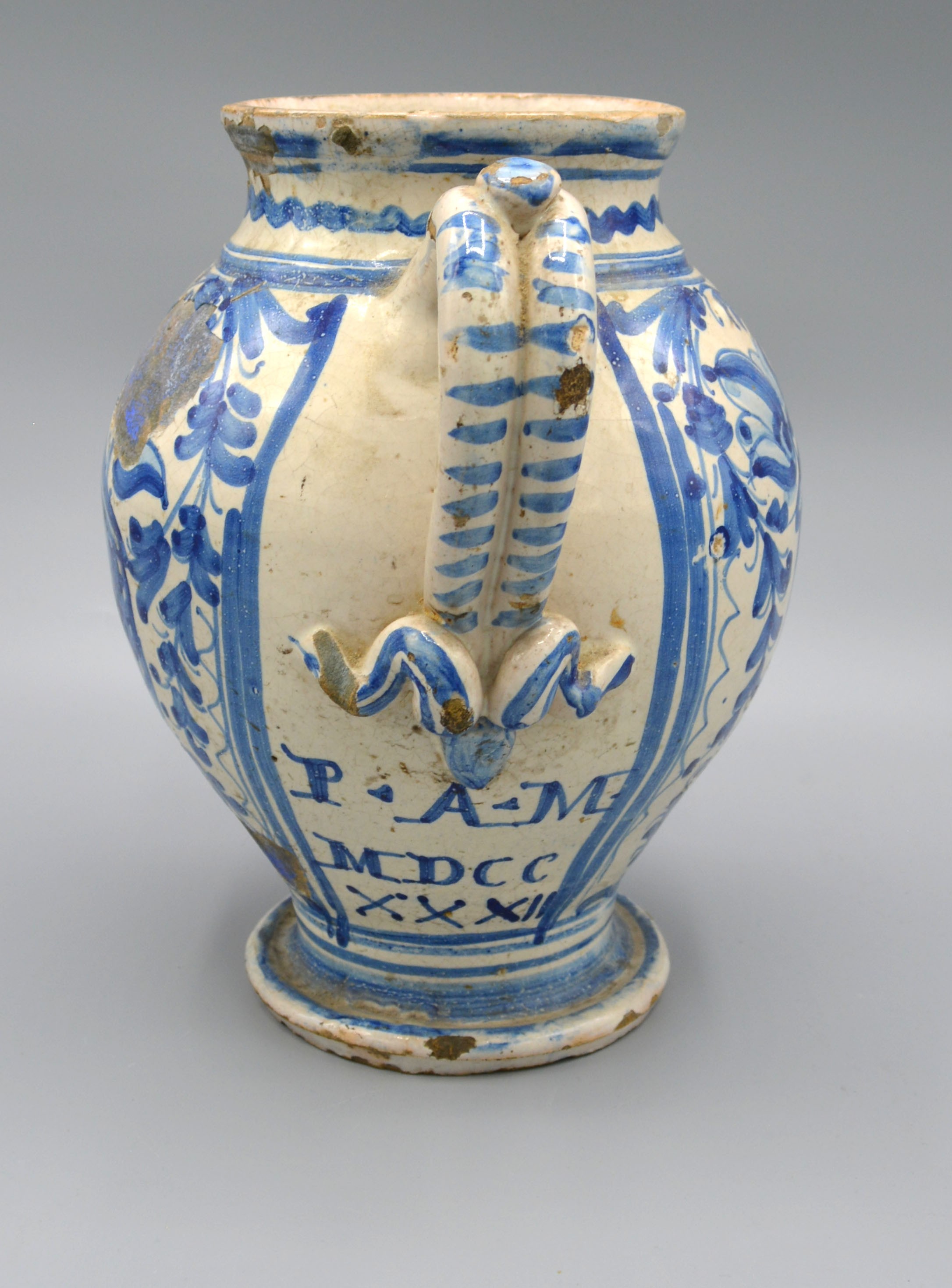 An 18th Century Italian Tin Glaze Apothecary Jar 20 cms tall - Image 3 of 3