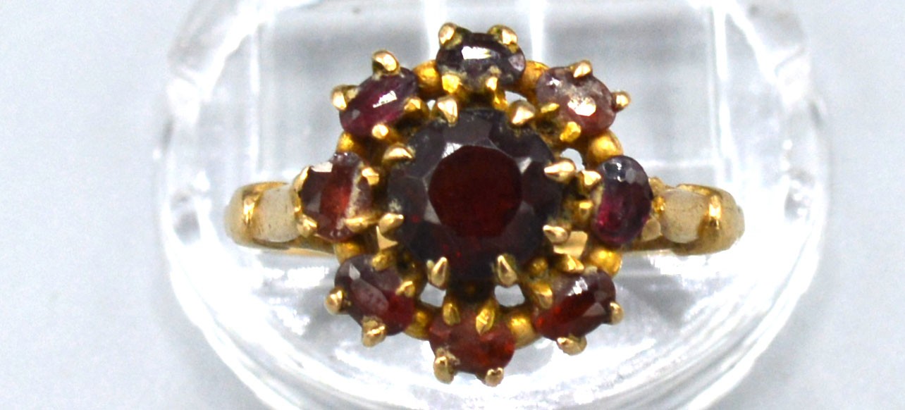 A 9ct Yellow Gold Cluster Ring set with garnets within a pierced setting, 2.7 gms Size M - Image 2 of 2