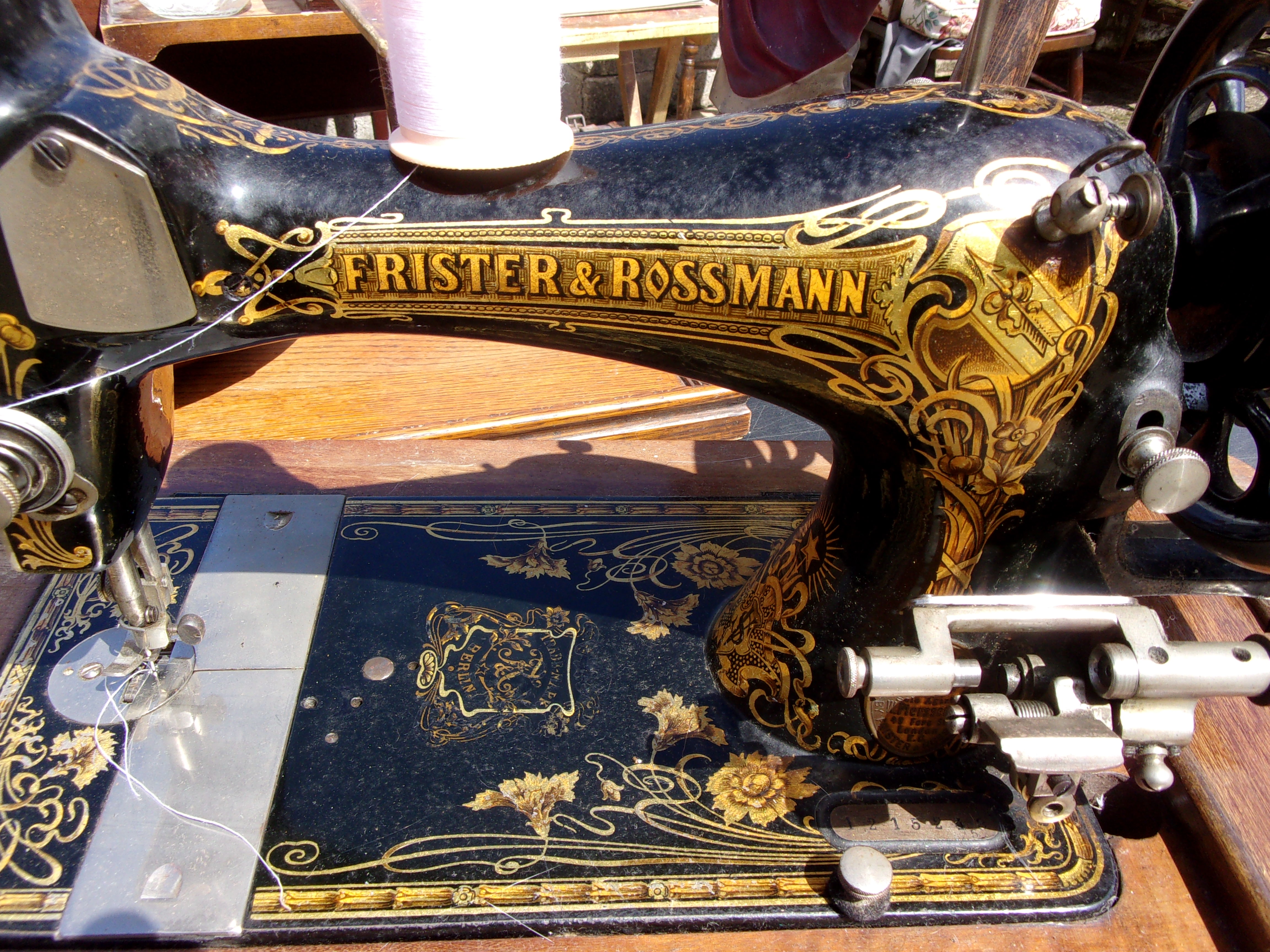 Frister and Rossmann, Berlin Antique Hand crank Sewing Machine in heavy oak case, with key - Image 3 of 3