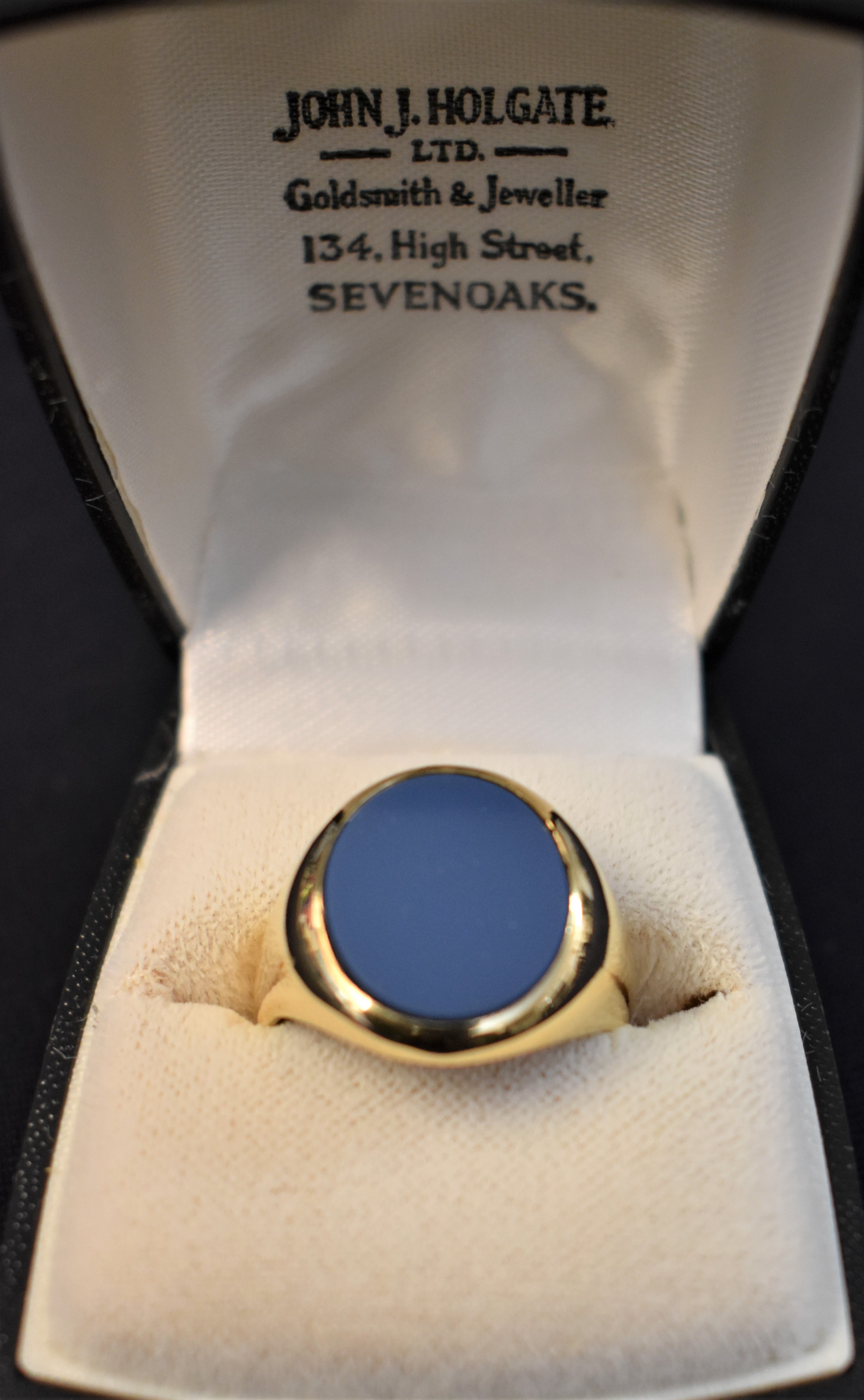 Gentleman's 18ct Gold Ring with a deep blue stone, boxed. Size T