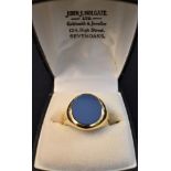 Gentleman's 18ct Gold Ring with a deep blue stone, boxed. Size T