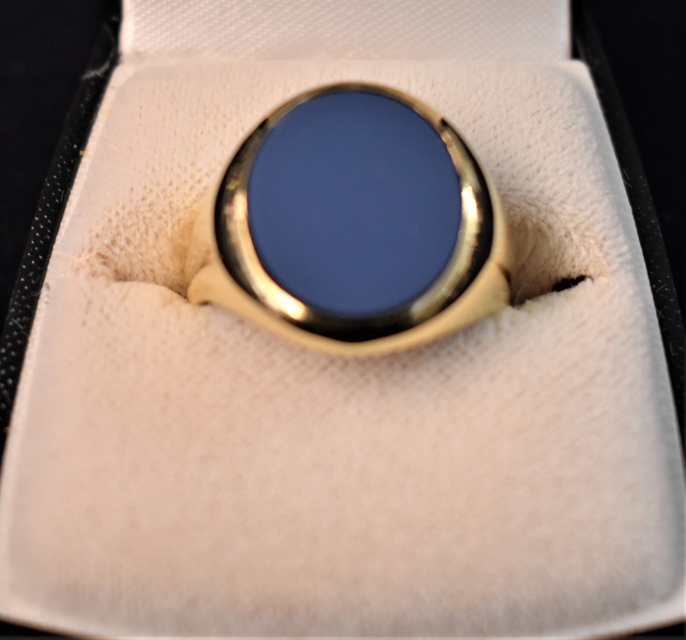 Gentleman's 18ct Gold Ring with a deep blue stone, boxed. Size T - Image 3 of 3