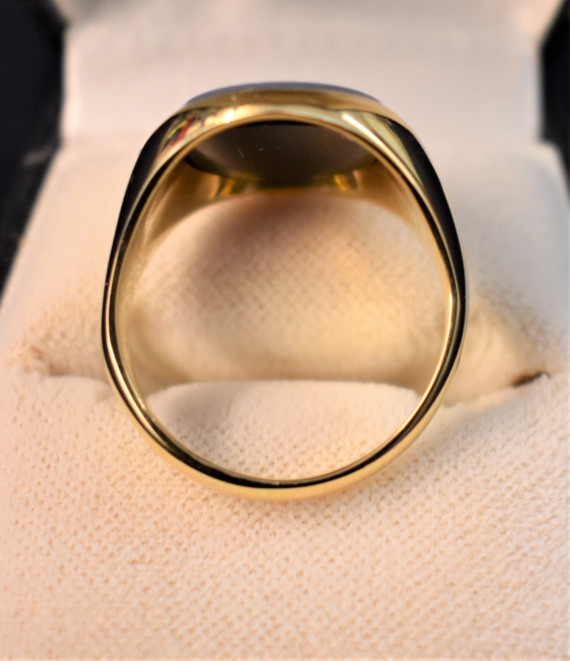 Gentleman's 18ct Gold Ring with a deep blue stone, boxed. Size T - Image 2 of 3