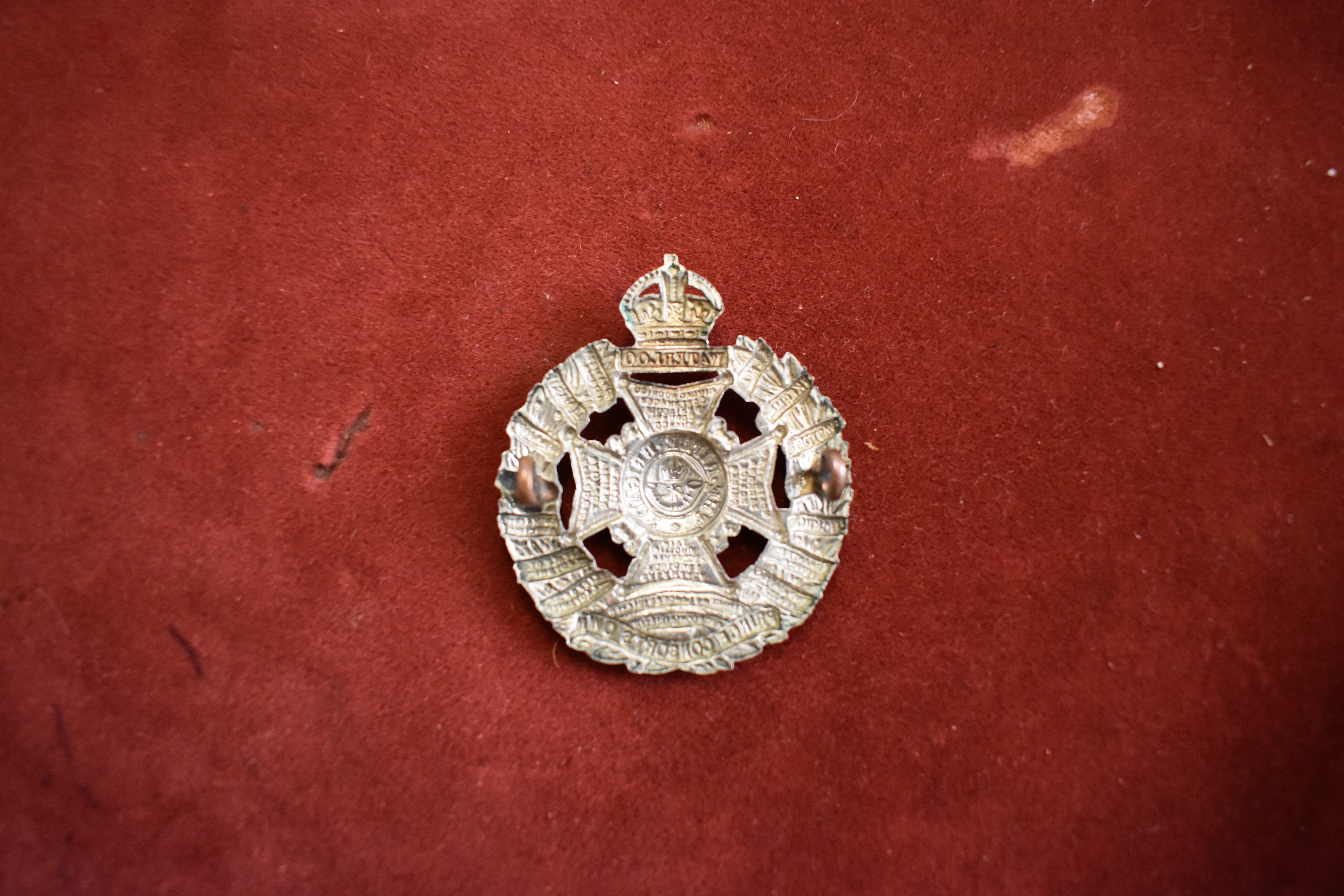 The Rifle Brigade (Prince Consort's Own) Regiment WWII Cap Badge (White-metal), two lugs - Image 2 of 2