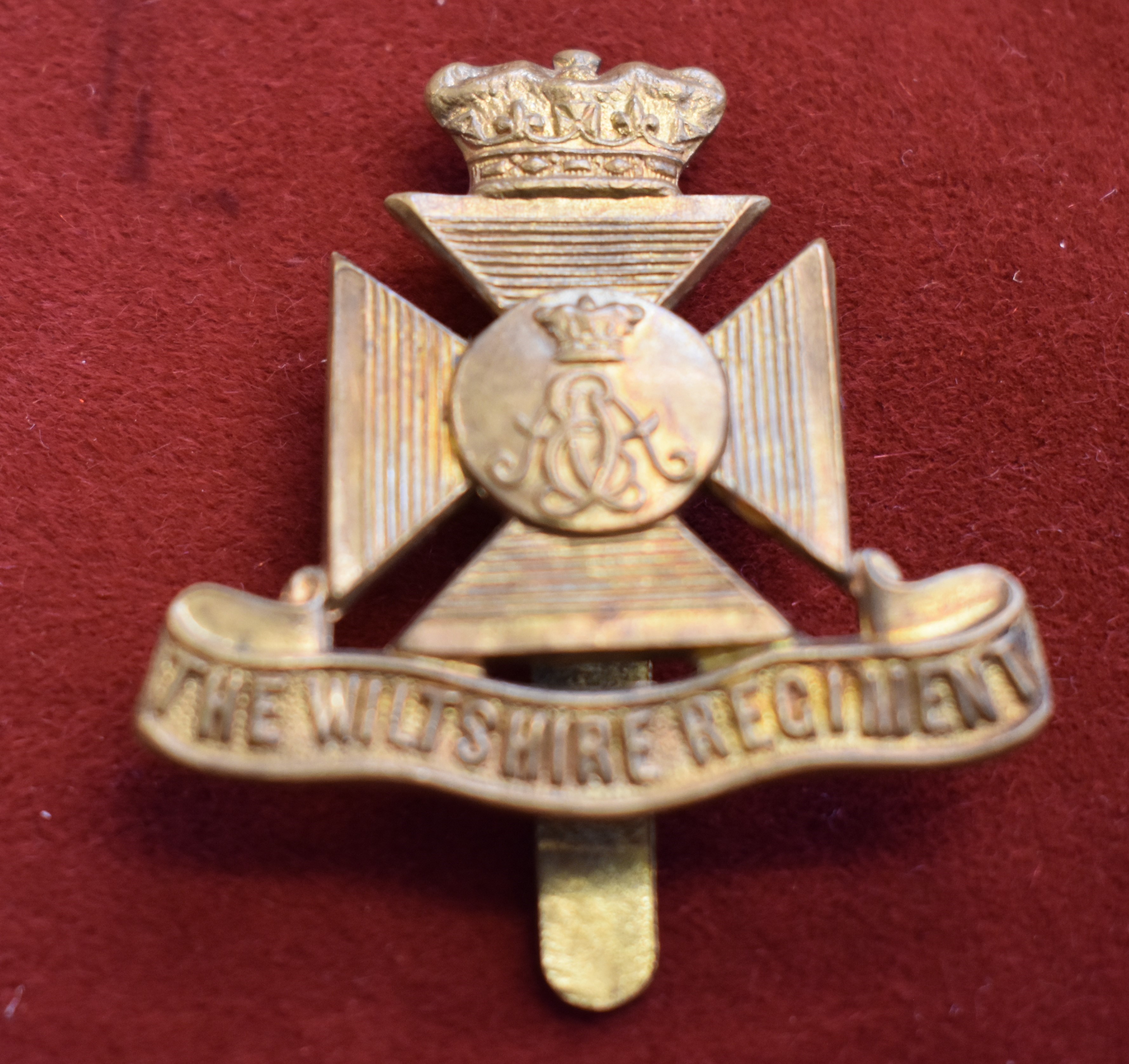 The Wiltshire Regiment WWI Cap Badge (Gilding-metal), slider