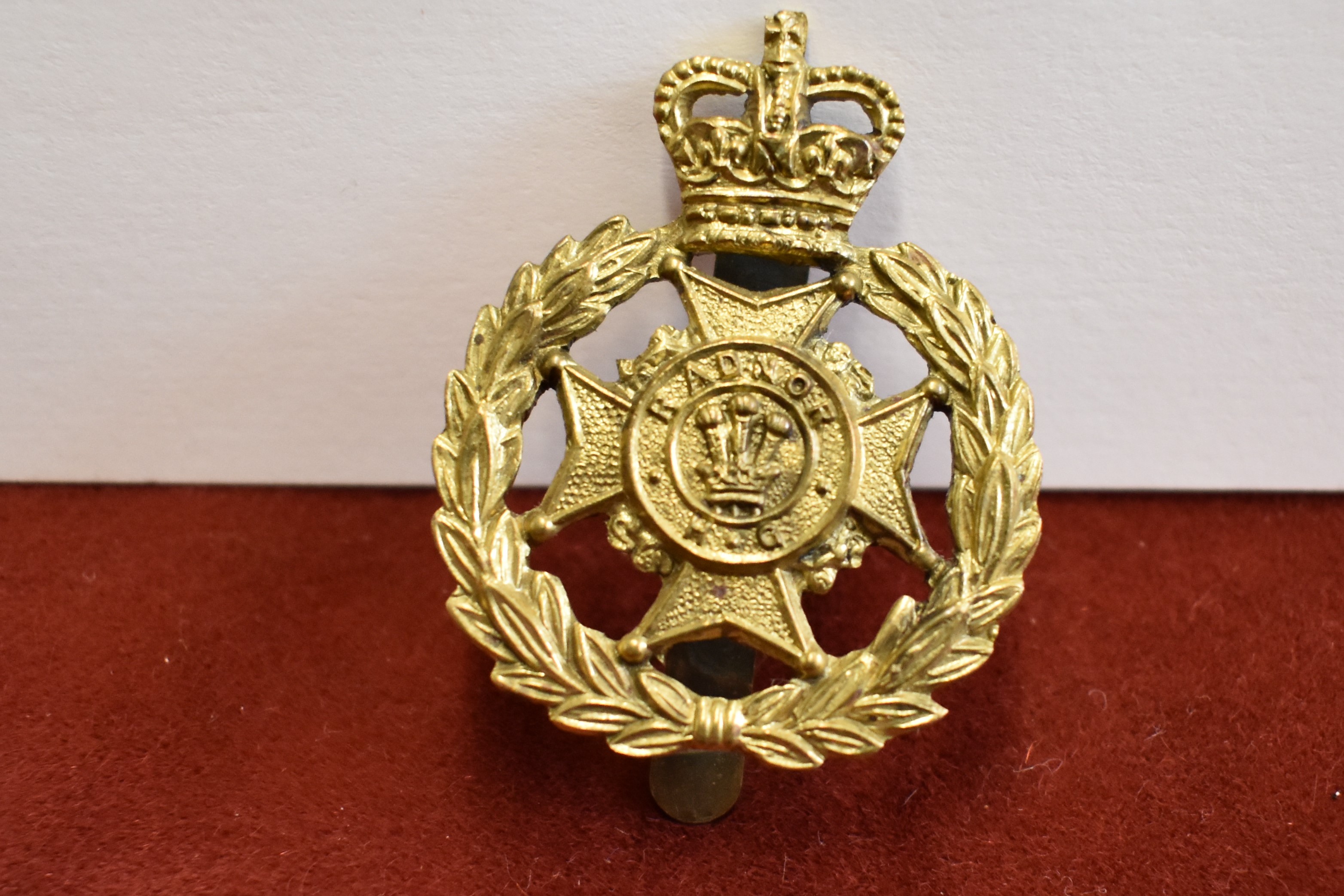 British EIIR Radnor Home Guard Cap Badge (Gilding-metal), slider.