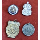 British WWI and WWII badges and medallions including: Bedfordshire Regiment Sweetheart badge with