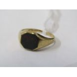 9ct YELLOW GOLD VINTAGE BLOOD STONE RING, Size E