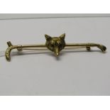 VINTAGE 9CT YELLOW GOLD (TESTED) FOX HEAD & RIDING CROP STOCK PIN/BROOCH, approximately 9.2 grms