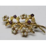 9CT YELLOW GOLD FLORAL PATTERN BROOCH, flowers made up of cultured pearl & amethyst, weighing