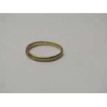 9CT YELLOW GOLD WEDDING BAND STYLE RING, approximately 1.6 grms in weight