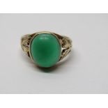 9CT YELLOW GOLD CABOCHON CUT JADE RING, size L
