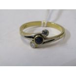 18ct YELLOW GOLD 3 STONE SAPPHIRE & DIAMOND RING, Principal brilliant cut sapphire set with a