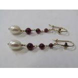 A PAIR OF 9ct YELLOW GOLD GARNET & CULTURED PEARL DROP EARRINGS