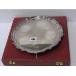 SILVER TRAY with shaped border on 4 cusp feet, 10" (25cm) diameter, Sheffield HM, 1975, 521 grams,