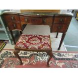 GEORGIAN DESIGN MAHOGANY SERPENTINE FRONTED KNEEHOLE DRESSING TABLE, 5 drawers with brass ring