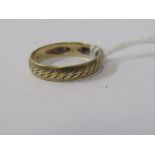 9ct YELLOW GOLD PATTERNED WEDDING BAND, approx 1.9 grams