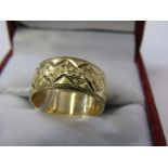 9ct YELLOW GOLD DIAMOND CUT BAND RING, approx 3.4 grams, size K