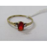 9CT YELLOW GOLD ORANGE STONE RING, possibly fire opal, size O