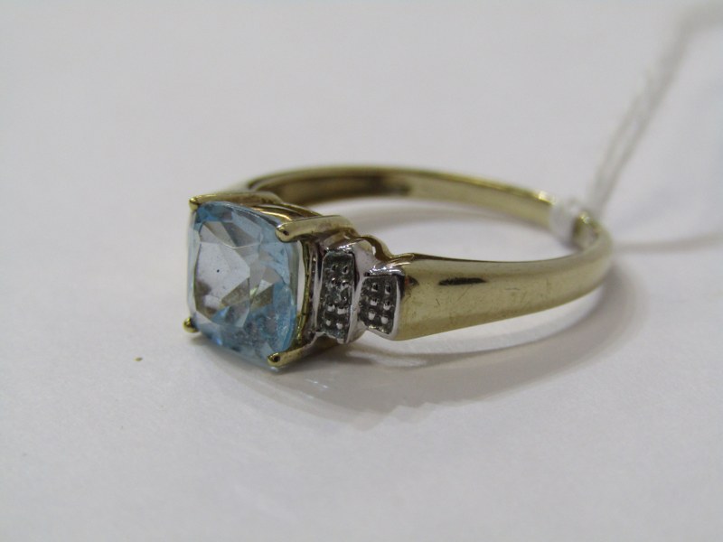 9ct YELLOW GOLD AQUAMARINE & DIAMOND RING, principal cushion cut aquamarine with accent diamonds - Image 4 of 6