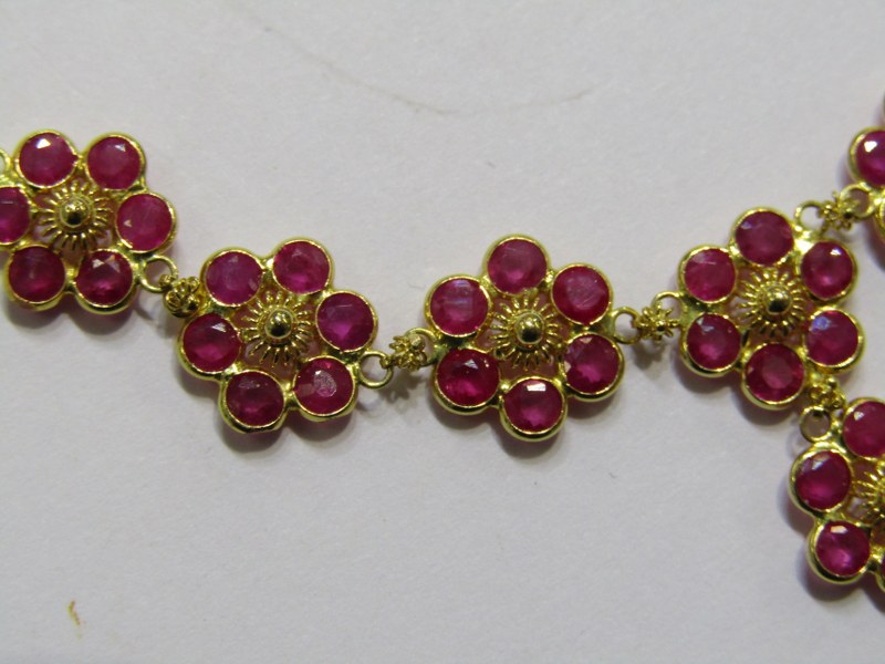 18ct YELLOW GOLD RUBY NECKLACE, unusual floral design 18ct yellow gold brilliant cut ruby set - Image 5 of 10