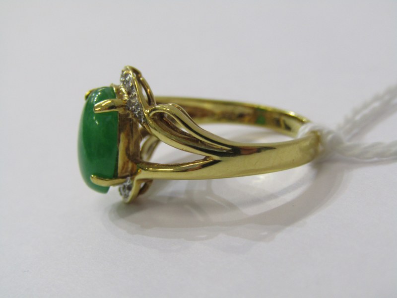 18ct YELLOW GOLD JADE & DIAMOND RING, oval cut green jade with accent diamonds to each shoulder in - Image 4 of 15