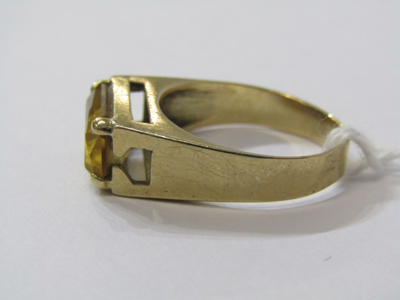 9ct YELLOW GOLD CITRINE SIGNET STYLE RING, size Q - Image 3 of 6