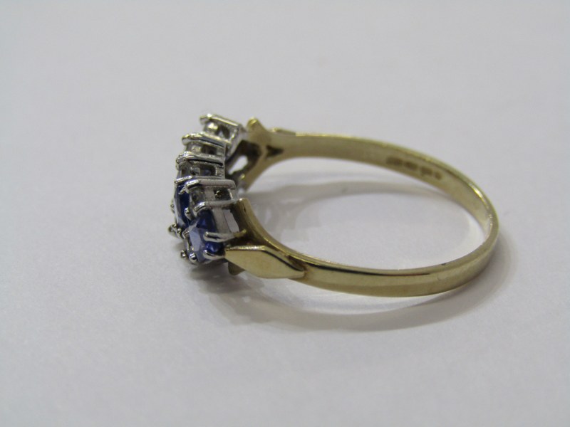 9ct YELLOW GOLD BLUE & WHITE STONE ETERNITY STYLE RING, row of princess cut blue stones with white - Image 3 of 6
