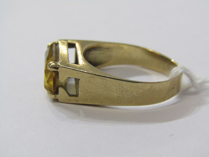 9ct YELLOW GOLD CITRINE SIGNET STYLE RING, size Q - Image 4 of 6