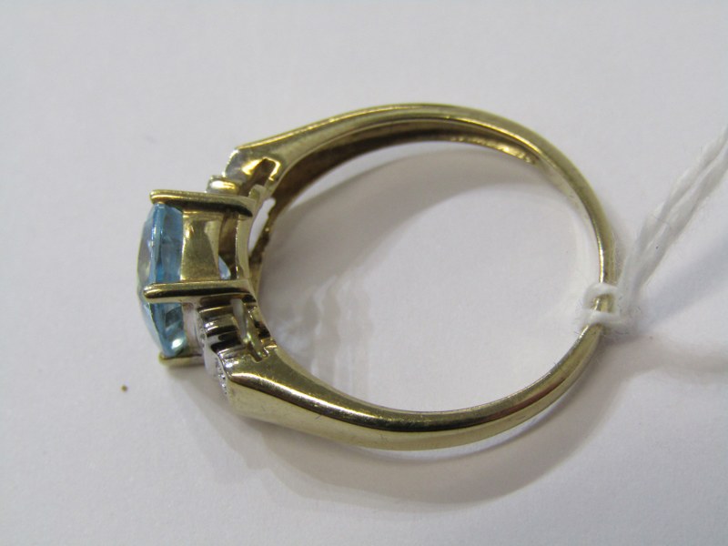 9ct YELLOW GOLD AQUAMARINE & DIAMOND RING, principal cushion cut aquamarine with accent diamonds - Image 6 of 6