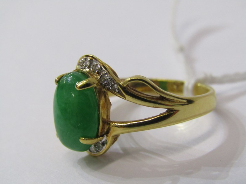 18ct YELLOW GOLD JADE & DIAMOND RING, oval cut green jade with accent diamonds to each shoulder in - Image 8 of 15
