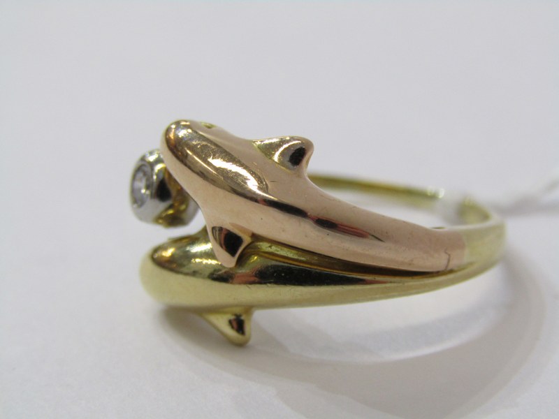 UNUSUAL 3 TONE ROSE, YELLOW & WHITE GOLD DIAMOND SET DOLPHIN RING, 2 leaping dolphins, 1 in yellow 1 - Image 3 of 6