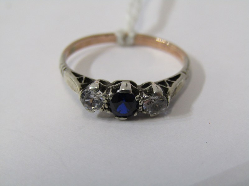 VINTAGE BLUE & WHITE STONE 9ct YELLOW GOLD 3 STONE RING, size L - Image 2 of 6