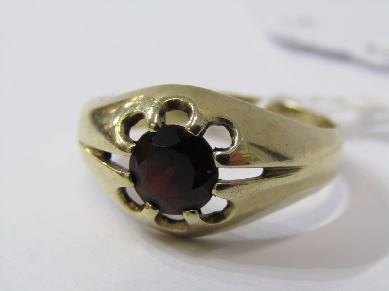 9ct YELLOW GOLD GARNET GYPSY STYLE RING, large round brilliant cut garnet in excess of 1 ct in