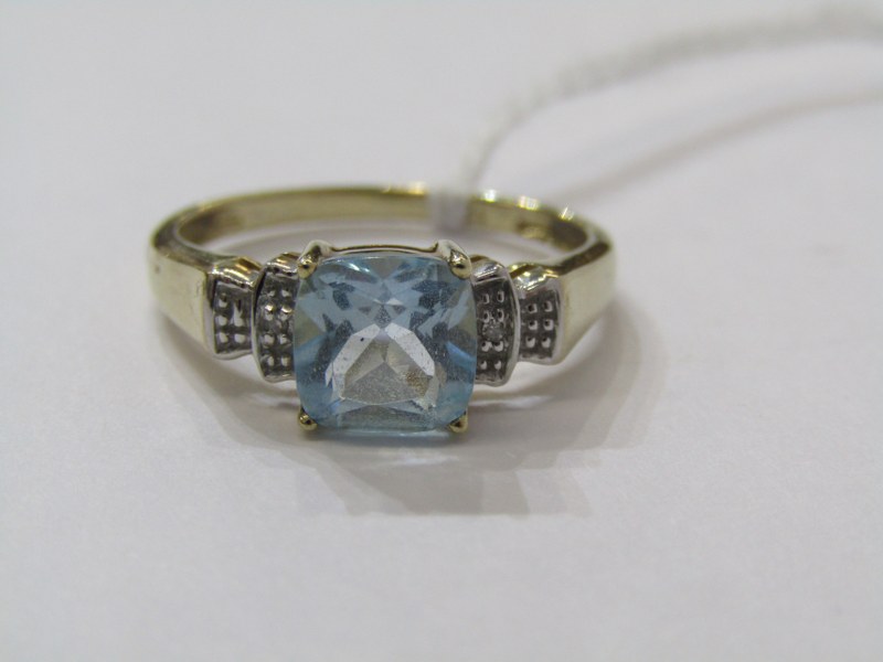 9ct YELLOW GOLD AQUAMARINE & DIAMOND RING, principal cushion cut aquamarine with accent diamonds