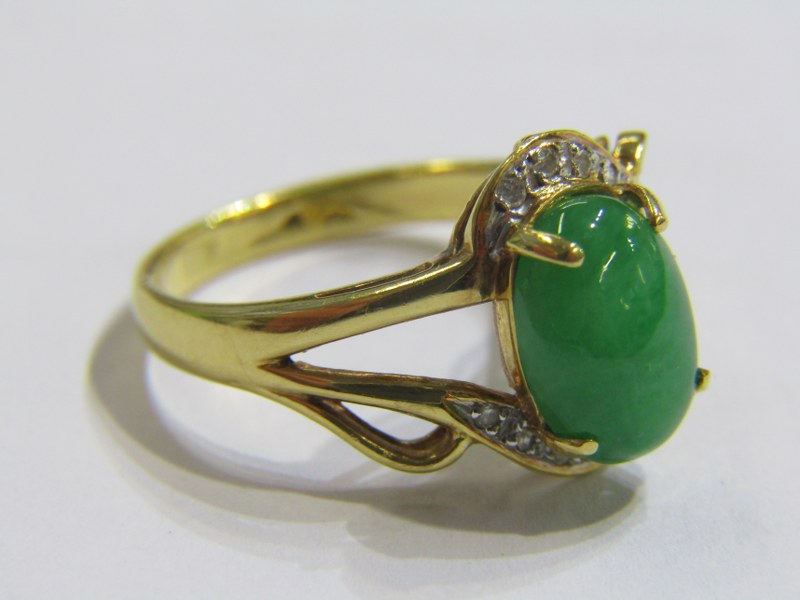 18ct YELLOW GOLD JADE & DIAMOND RING, oval cut green jade with accent diamonds to each shoulder in - Image 9 of 15
