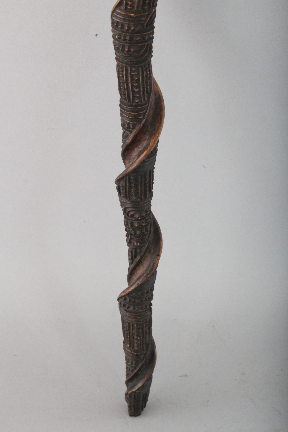 A MAORI ORACLES STAFF (TOKOTOKO). 32ins long. - Image 4 of 5