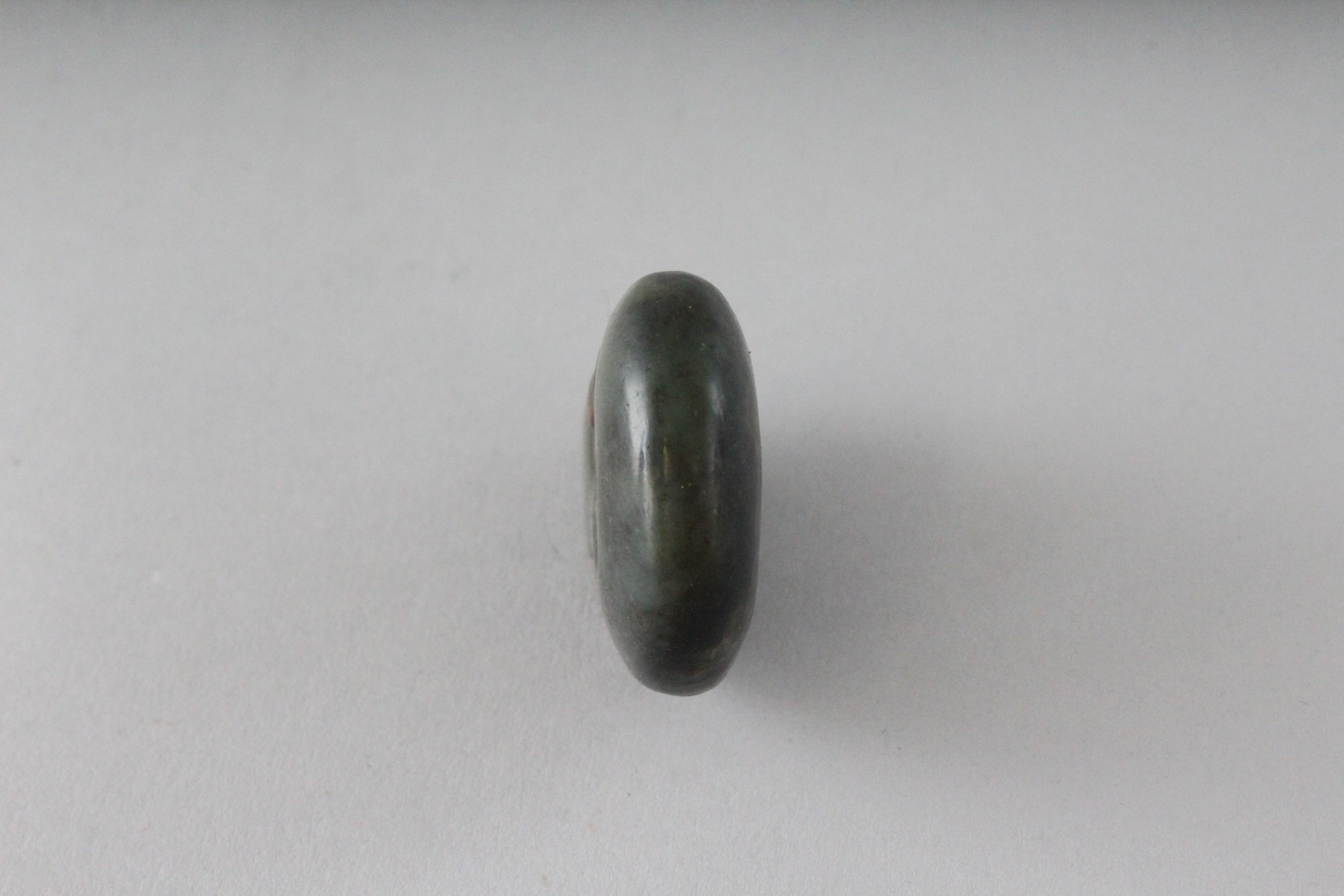 A CARVED JADE AMULET, a "head". 2.25ins. - Image 4 of 4