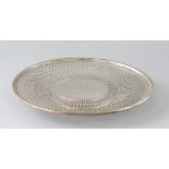 A STERLING SILVER PIERCED CIRCULAR DISH. 9ins diameter. Weight 8ozs.