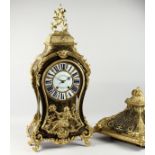 A GOOD LARGE 18TH CENTURY FRENCH BOULLE MANTLE CLOCK, with an eight-day movement striking on a bell,