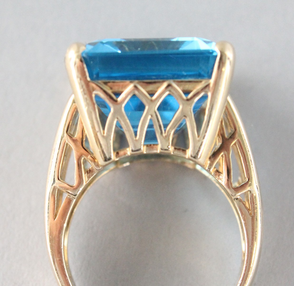 A LARGE GOLD BLUE TOPAZ RING. - Image 4 of 5