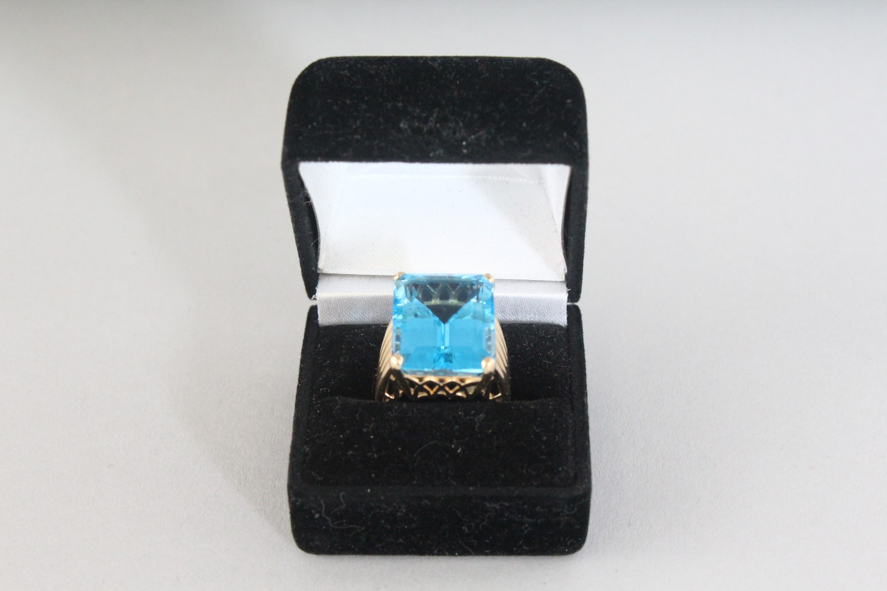 A LARGE GOLD BLUE TOPAZ RING. - Image 5 of 5