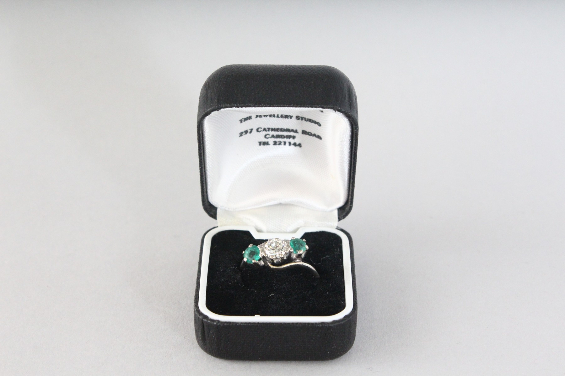 AN 18CT GOLD THREE-STONE DIAMOND AND EMERALD RING. - Image 4 of 4