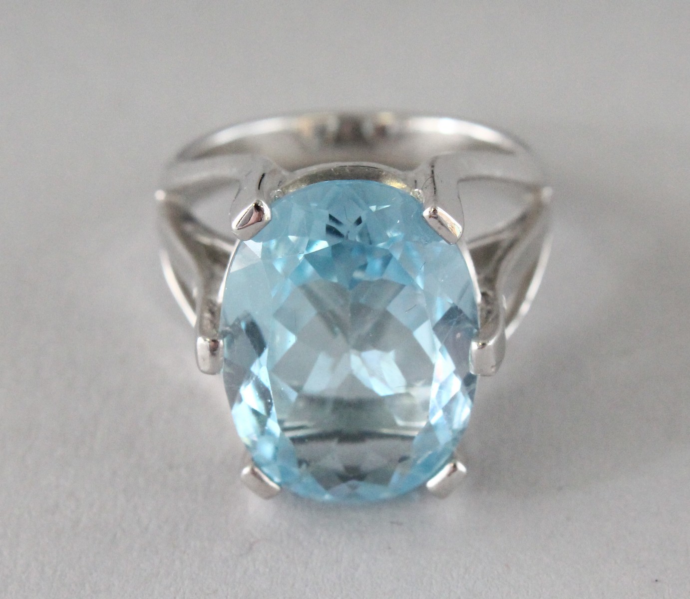 A SILVER LARGE OVAL CUT TOPAZ RING. - Image 3 of 4