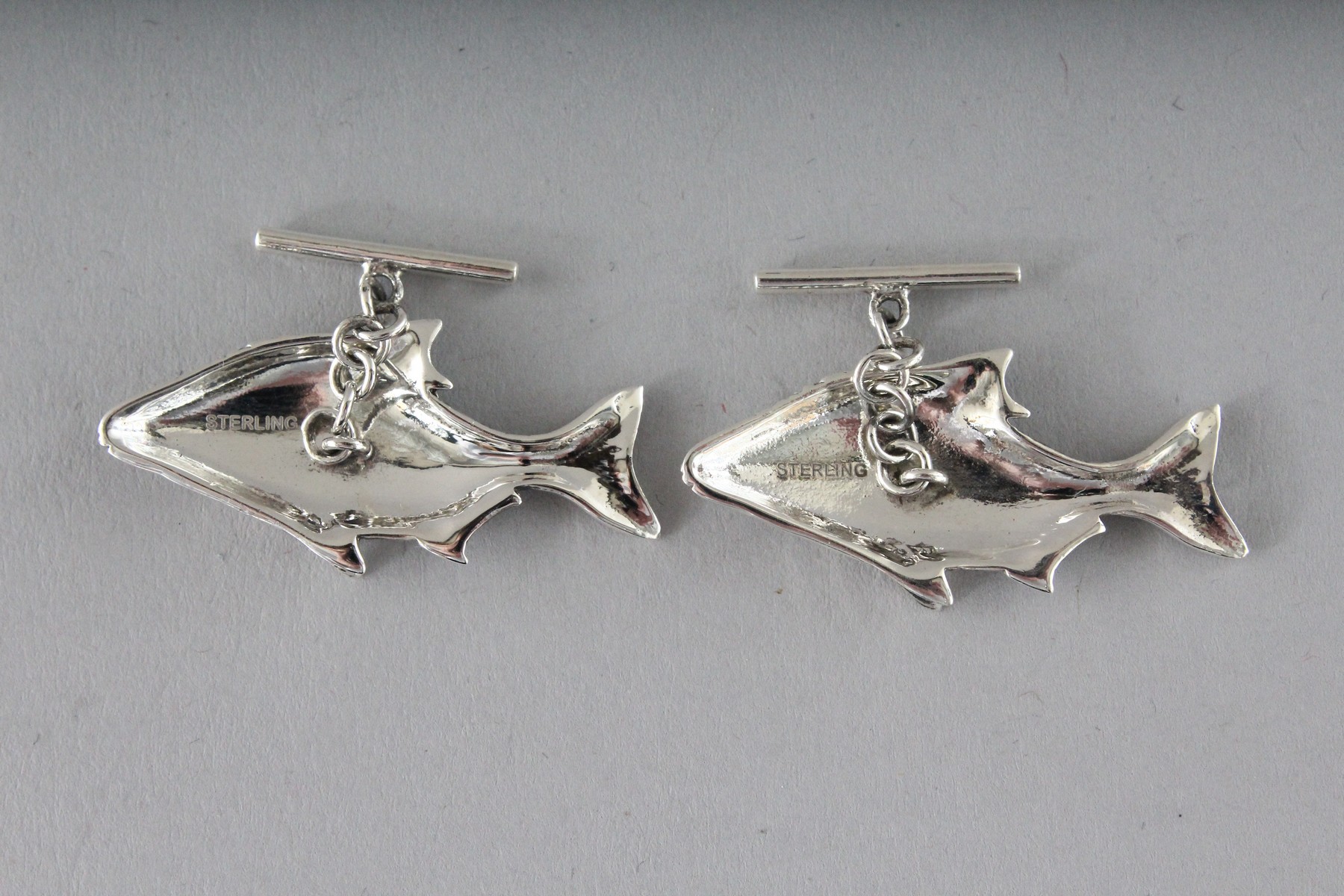 A PAIR OF SILVER FISH CUFFLINKS. - Image 3 of 3