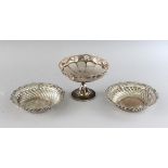 A SILVER CIRCULAR TAZZA, Birmingham 1912, and a pair of pierced circular dishes, 4.5ins diameter,