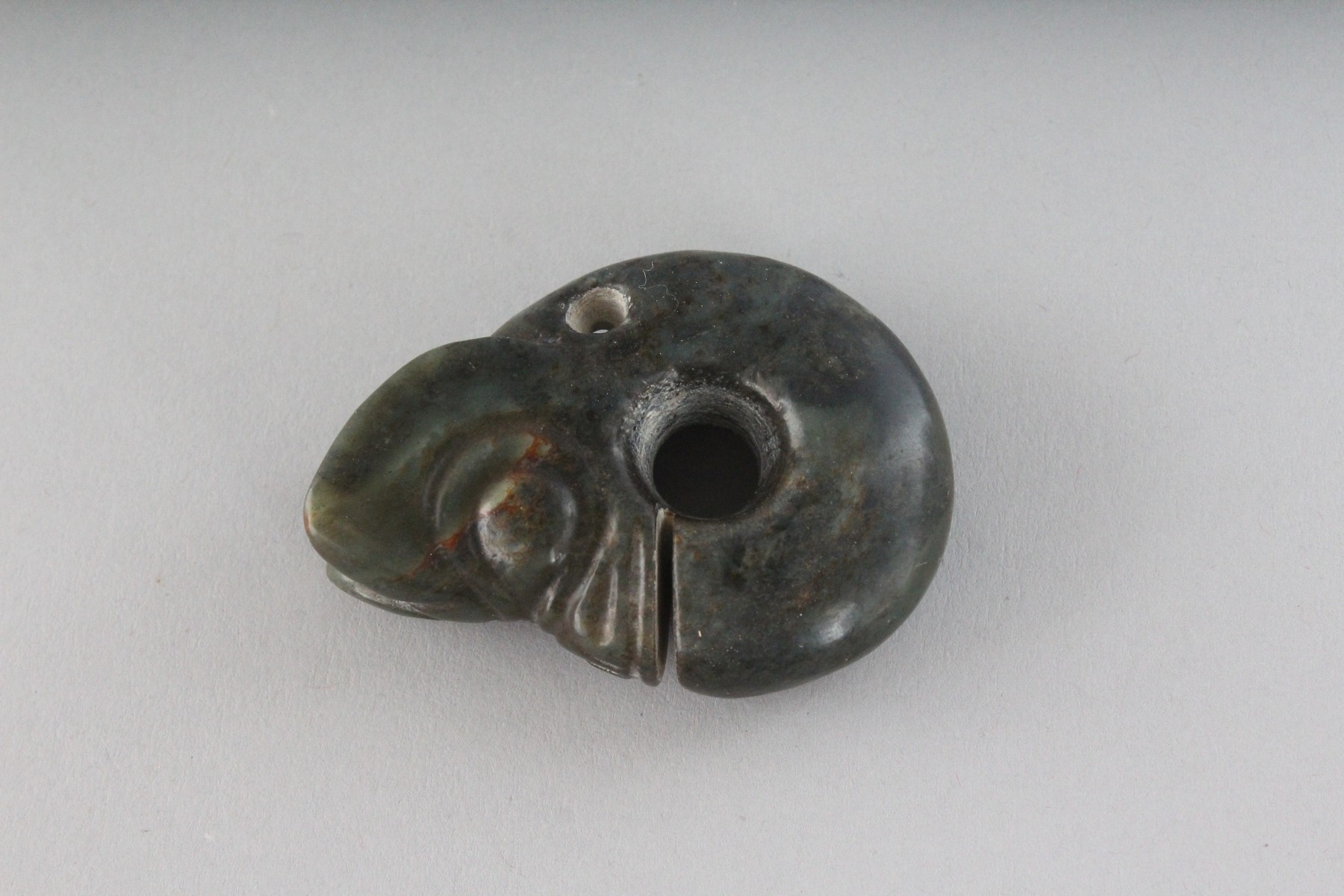 A CARVED JADE AMULET, a "head". 2.25ins. - Image 2 of 4